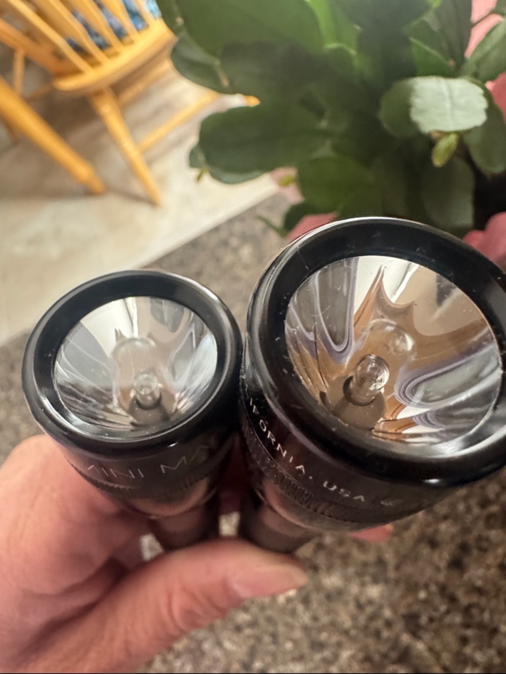Pair of 2 Mini Maglite Black Flashlights - Picture 4 of 7